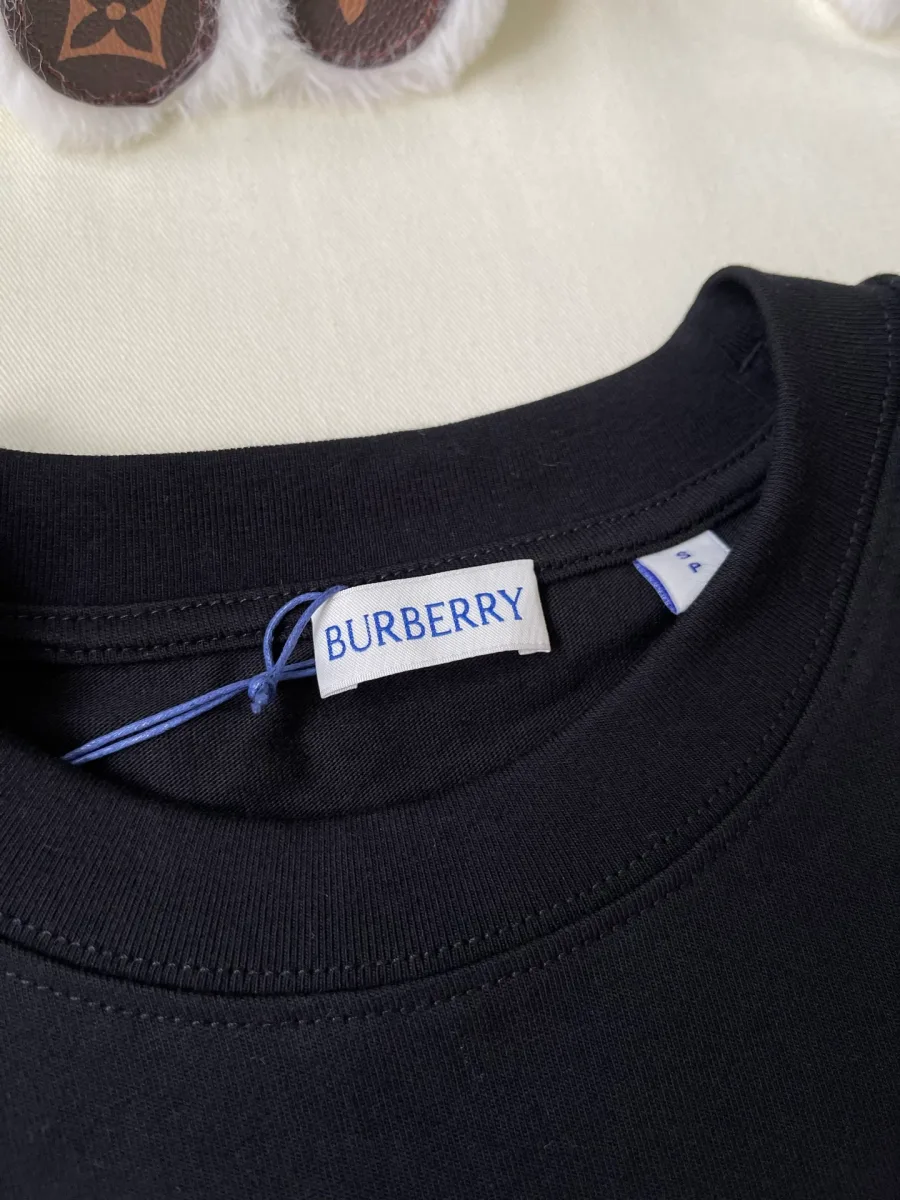 Фирменная бирка Burberry на внутреннем воротнике чёрной футболки
