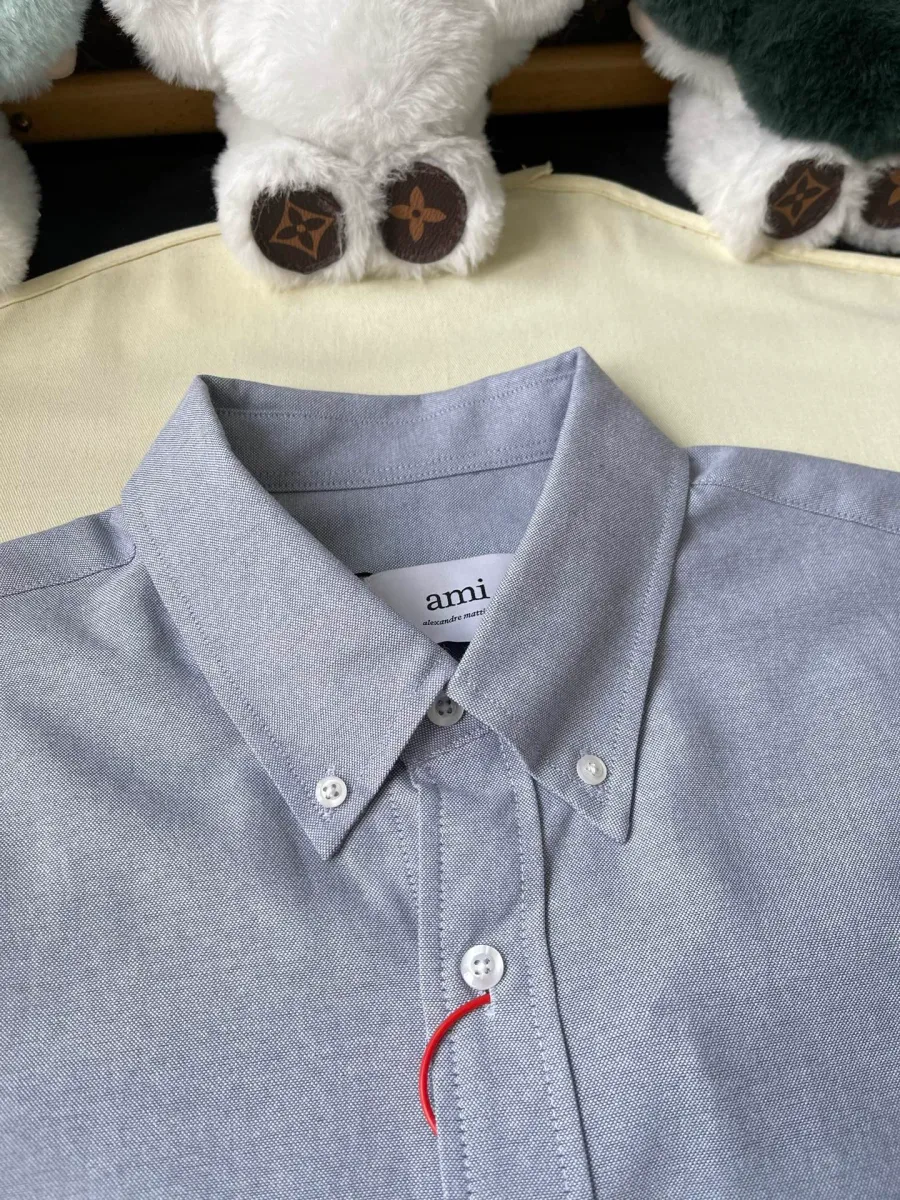 Воротник button-down и пуговицы на планке голубой рубашки крупным планом