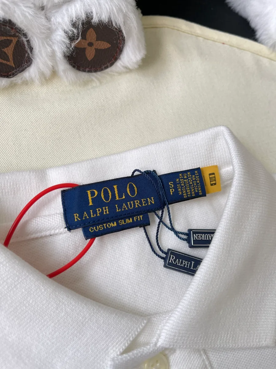 Фирменный ярлык Polo Ralph Lauren на внутренней стороне воротника крупным планом