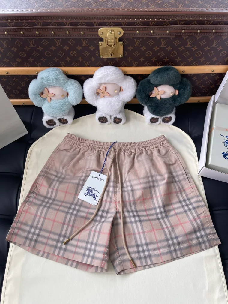 Burberry Бежевые шорты в размытую клетку