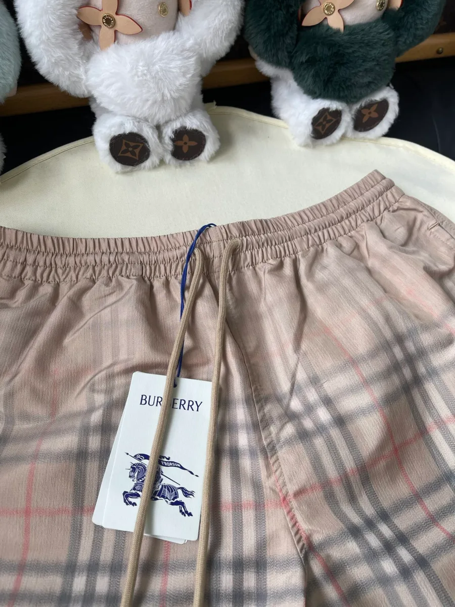 Вид сзади на шорты Burberry в клетку