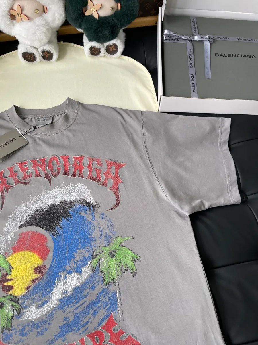 Верхняя часть серой футболки с графическим принтом Balenciaga Couture