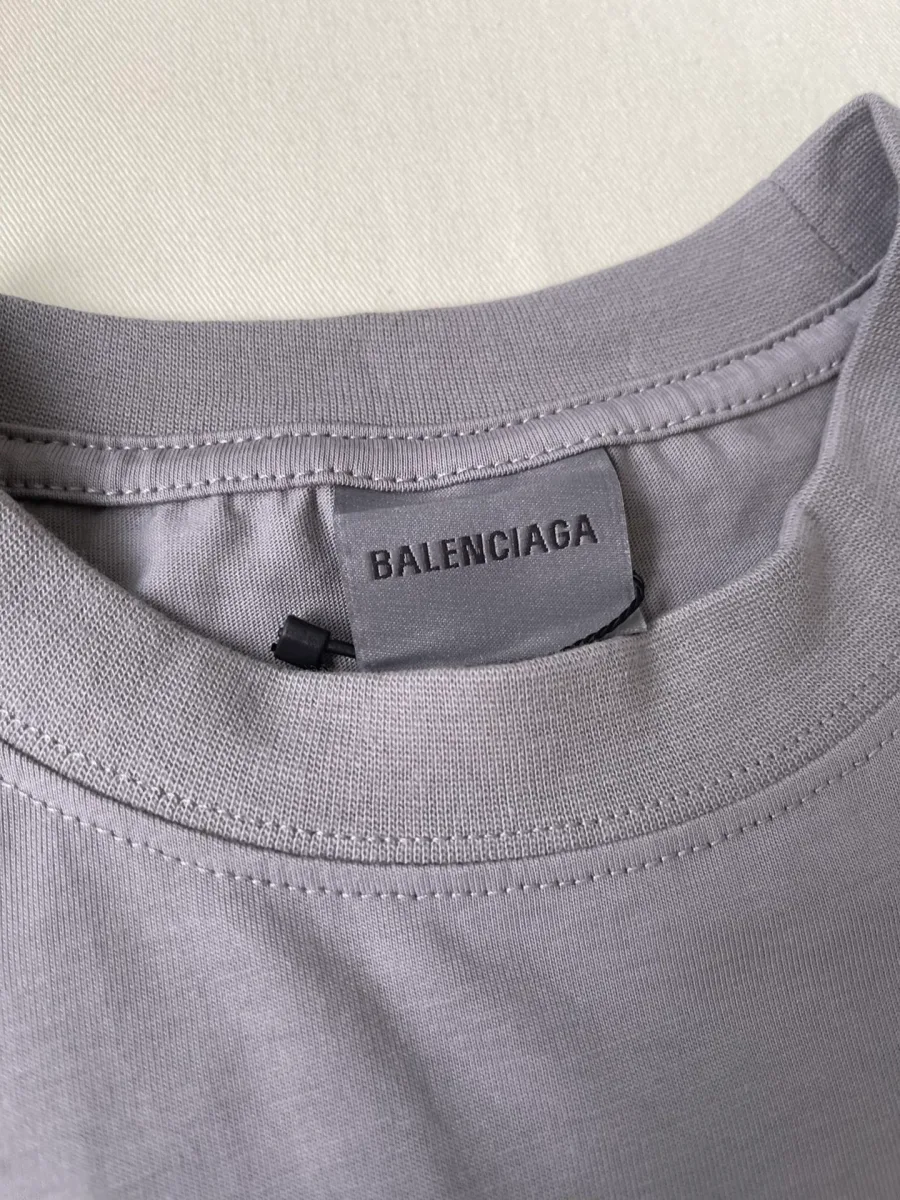 Бирка с надписью Balenciaga на внутренней стороне ворота