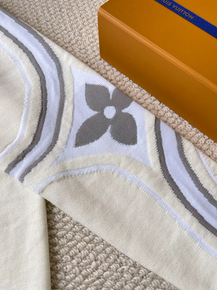 Жаккардовый узор Monogram Flower и контрастные полосы на рукаве