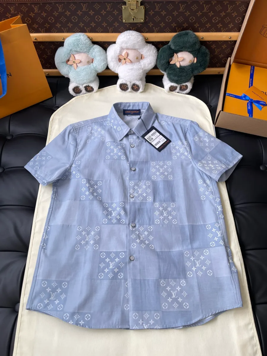 Голубая мужская рубашка с коротким рукавом и узором Monogram пэчворк, общий вид