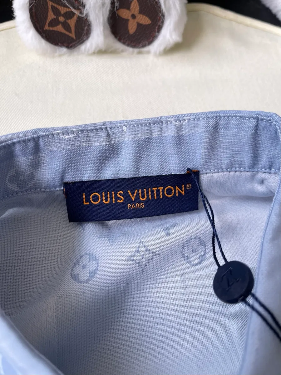 Тканевый ярлык Louis Vuitton Paris на внутренней стороне воротника
