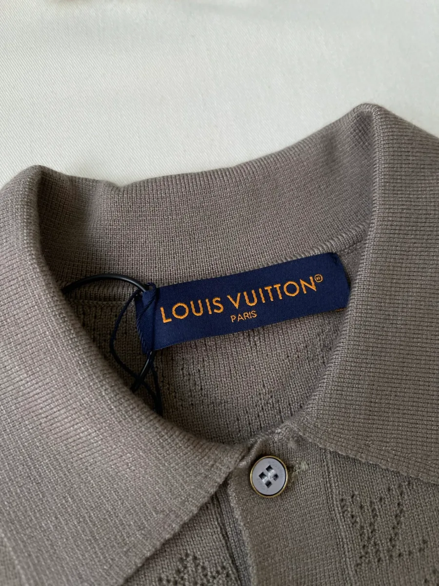 Тканая бирка Louis Vuitton на внутренней стороне воротника