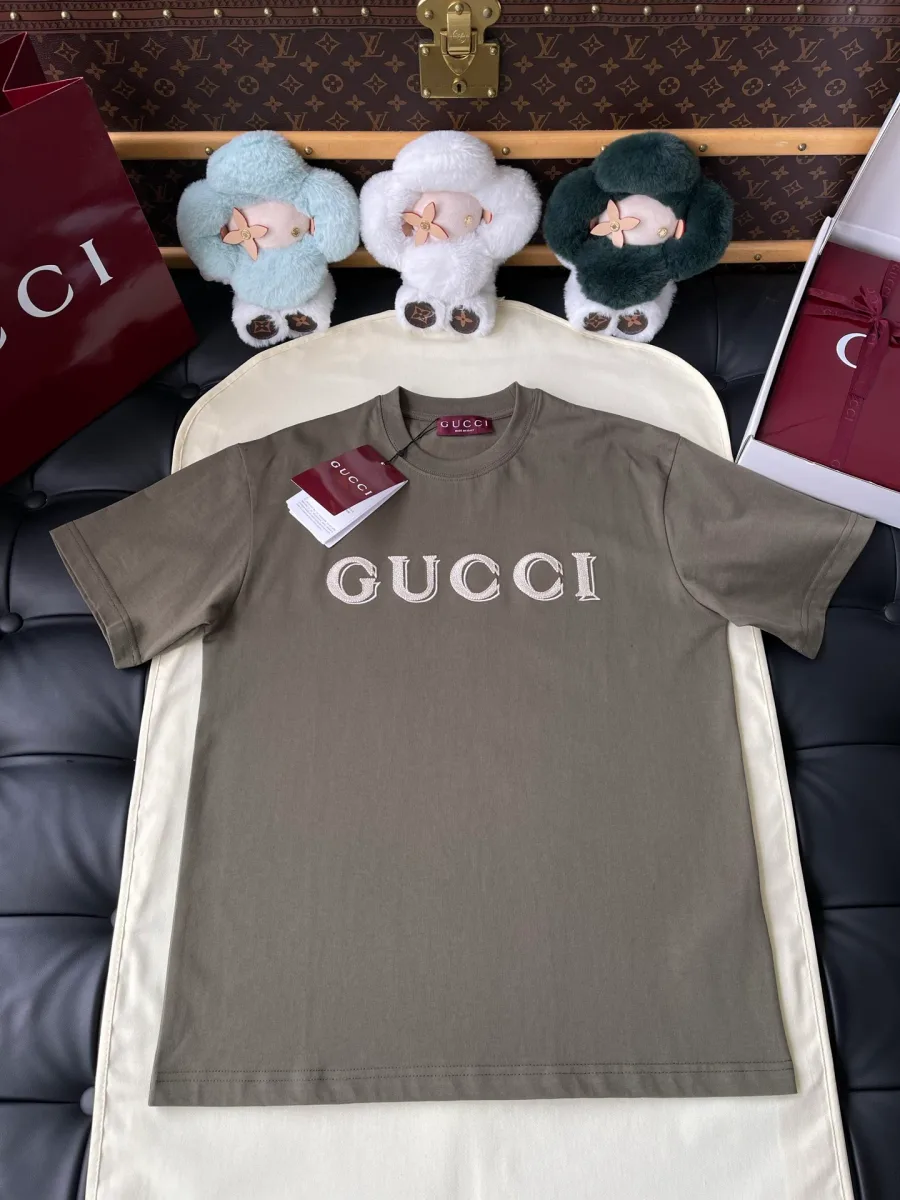Мужская тёмно-зелёная футболка с вышитым логотипом Gucci на груди, вид спереди