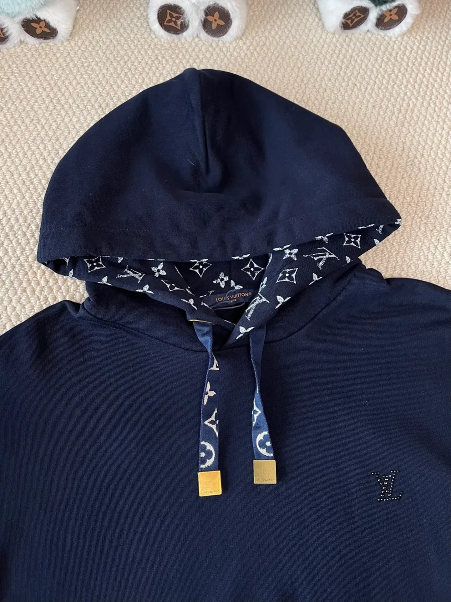 Капюшон худи с контрастной подкладкой Monogram и фирменными шнурками