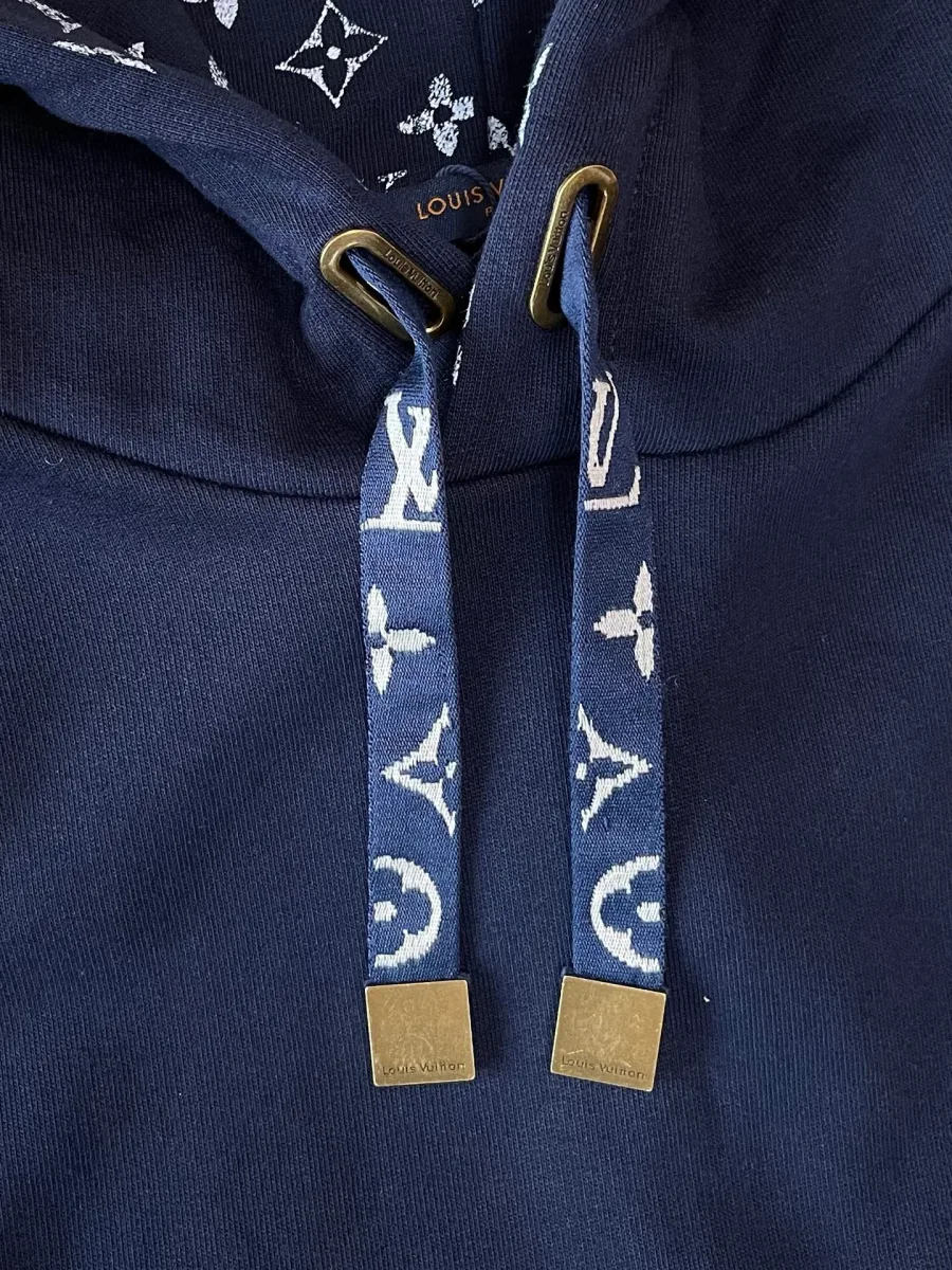 Шнурки капюшона с узором Monogram и металлическими наконечниками