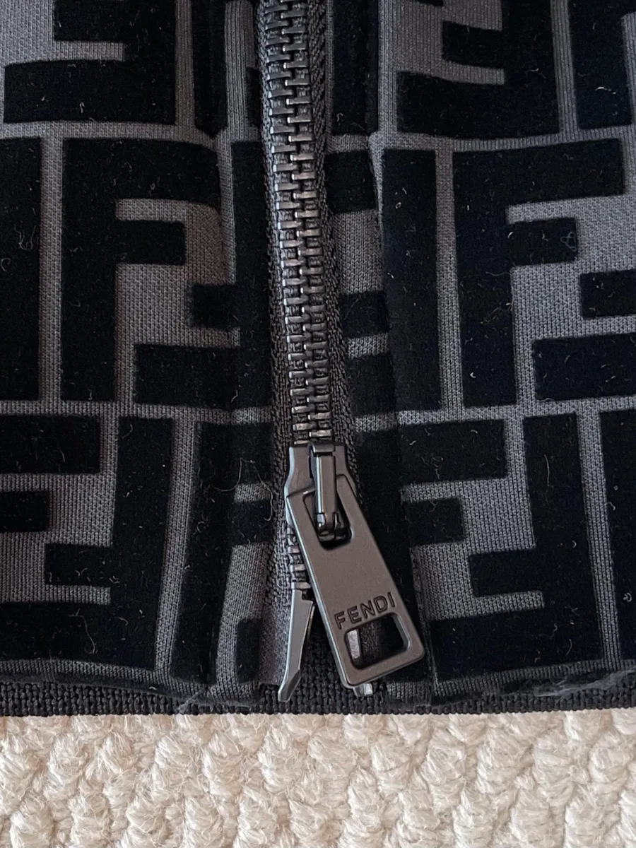 Крупный план металлического пуллера молнии с гравировкой Fendi
