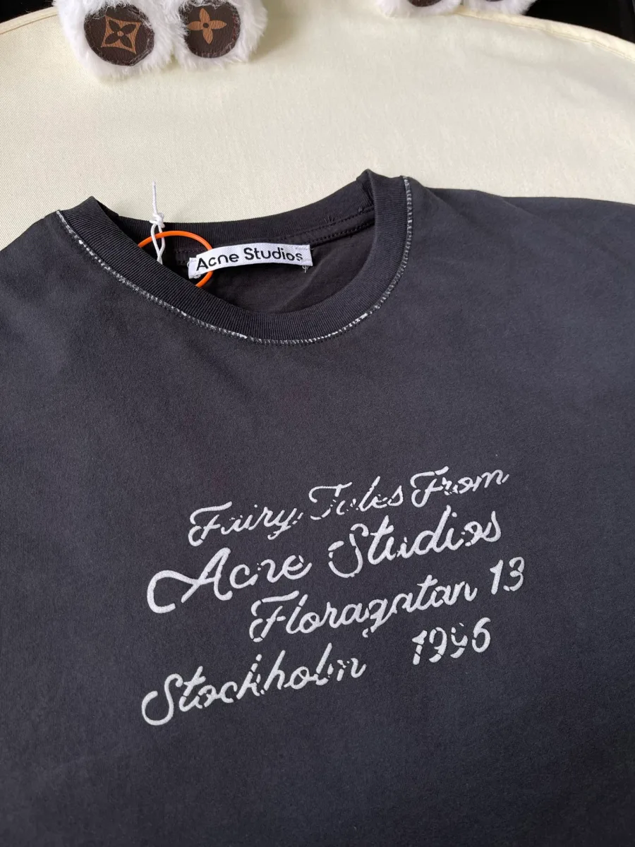 Флокированная надпись Fairy Tales From Acne Studios на груди крупным планом