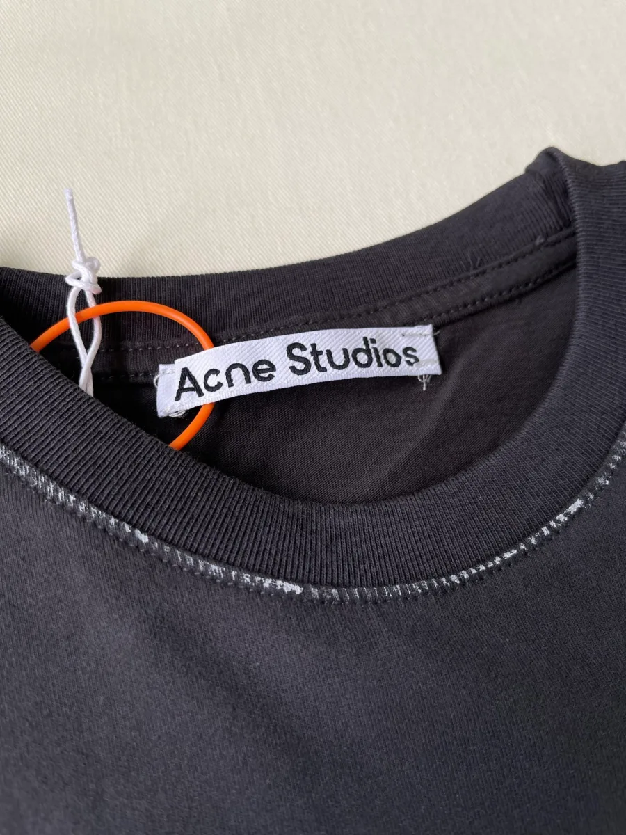 Фирменный тканевый ярлык Acne Studios на внутренней стороне горловины