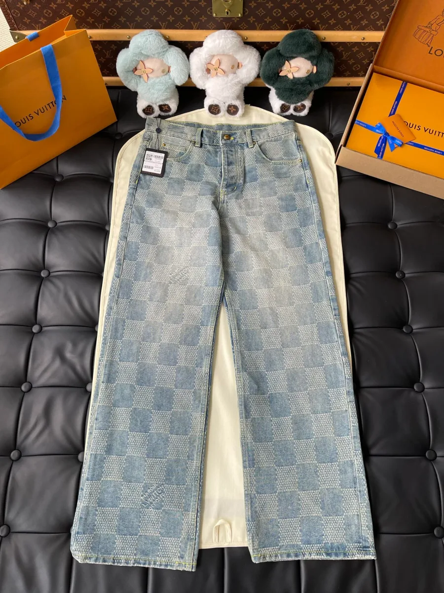 Голубые джинсы свободного кроя с узором Damier, вид спереди