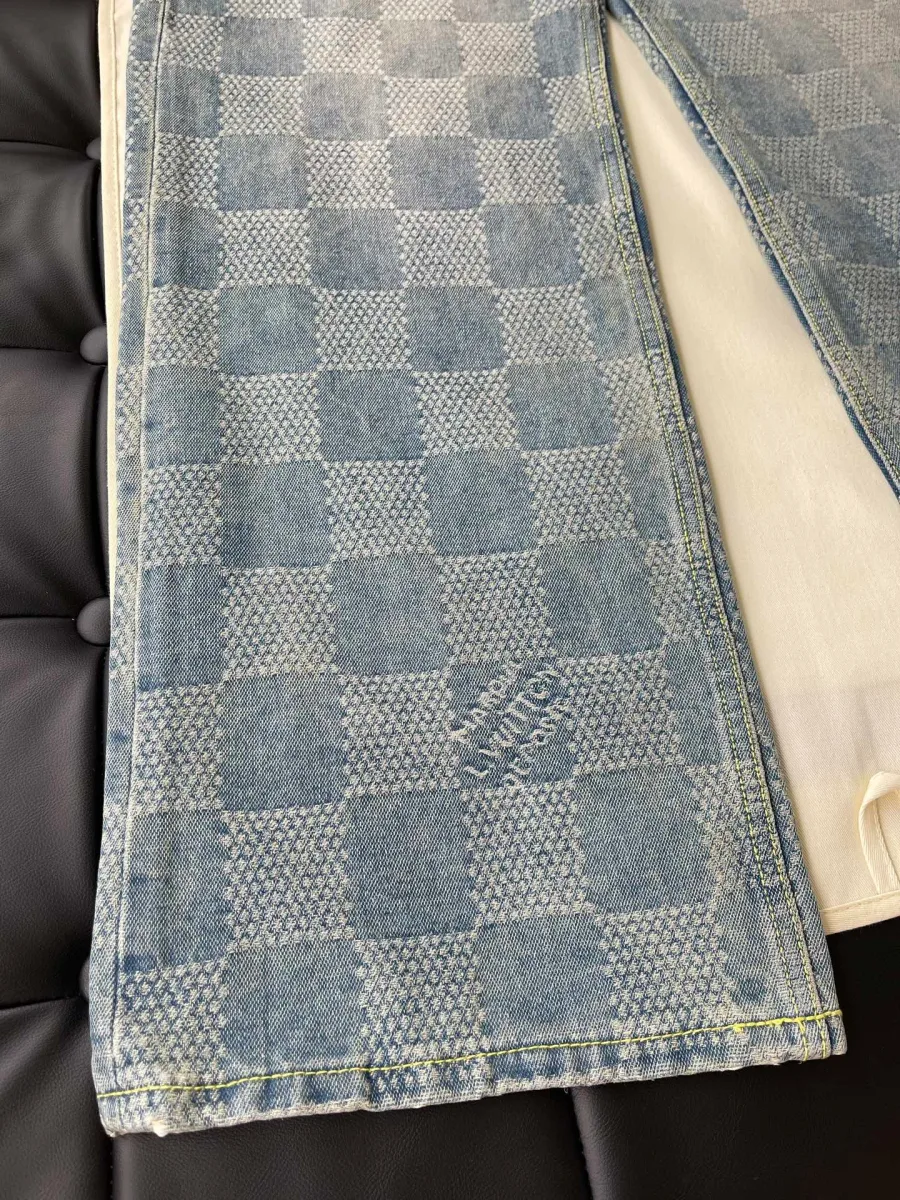 Нижний край прямой брючины с тканым узором Damier