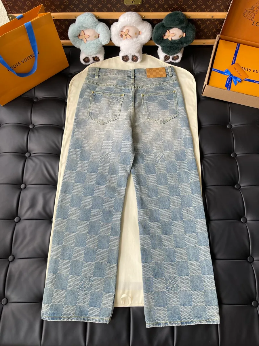 Голубые джинсы свободного кроя с узором Damier, вид сзади