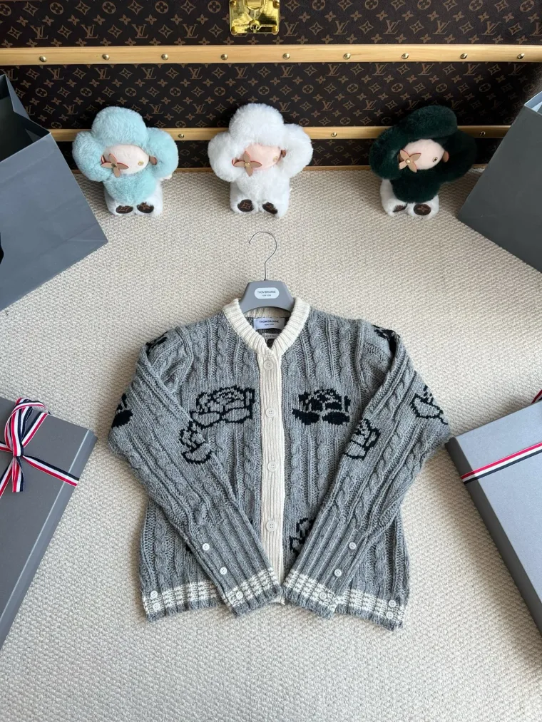 Thom Browne Серый шерстяной кардиган крупной вязки с узором роз