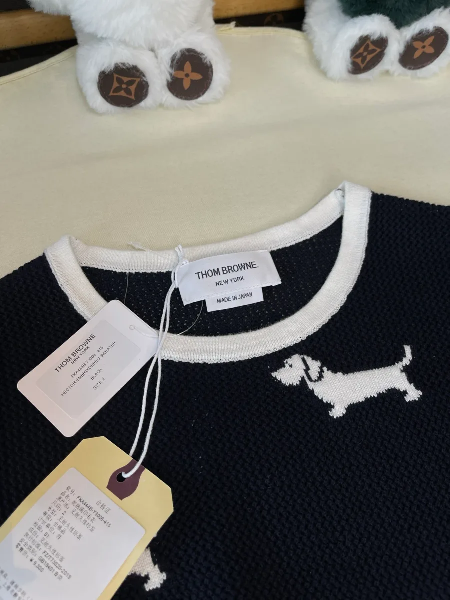 Ярлык с логотипом Thom Browne на белом круглом вороте футболки