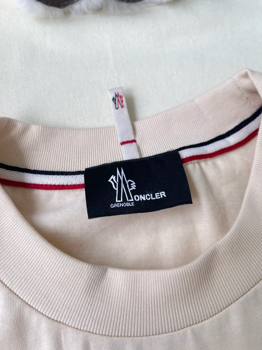 Бирка Moncler Grenoble на внутренней стороне горловины футболки