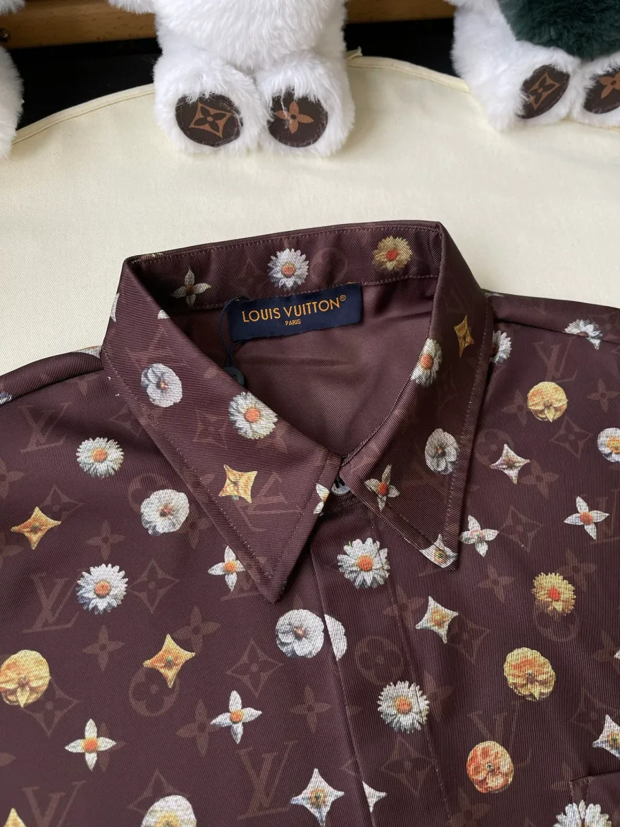 Отложной воротник коричневой рубашки с фирменным ярлыком и узором Monogram