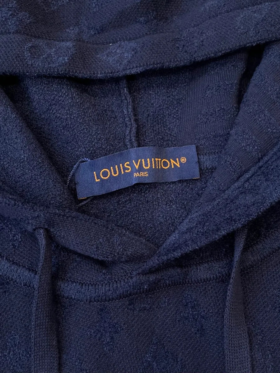 Внутренняя тканевая бирка с логотипом Louis Vuitton Paris