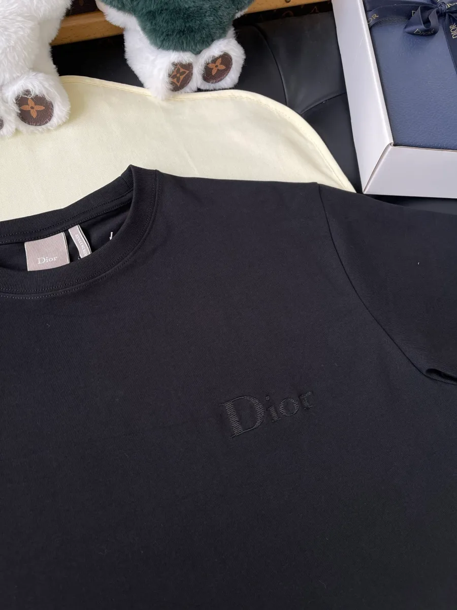 Крупный план вышитого в тон логотипа Dior на груди