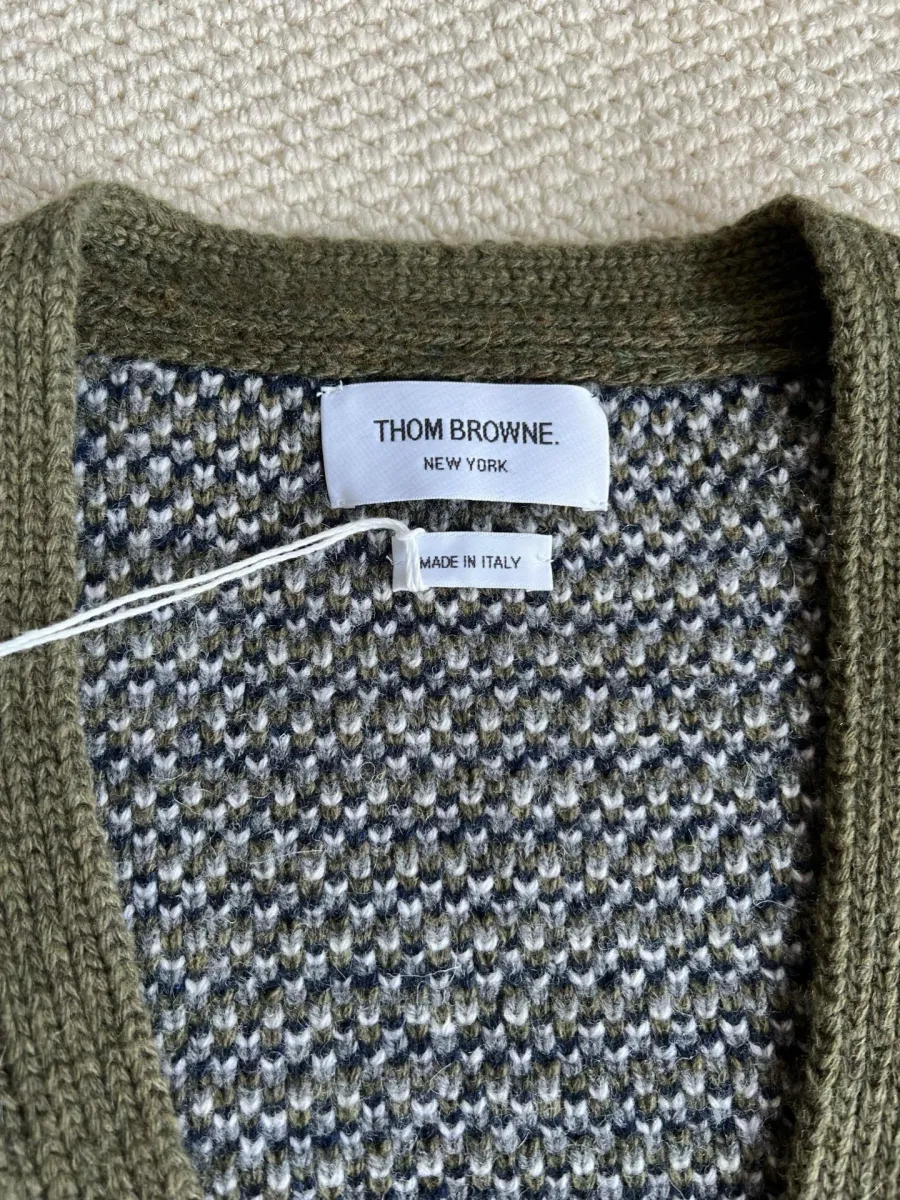 Бирка Thom Browne New York на горловине зеленого кашемирового кардигана