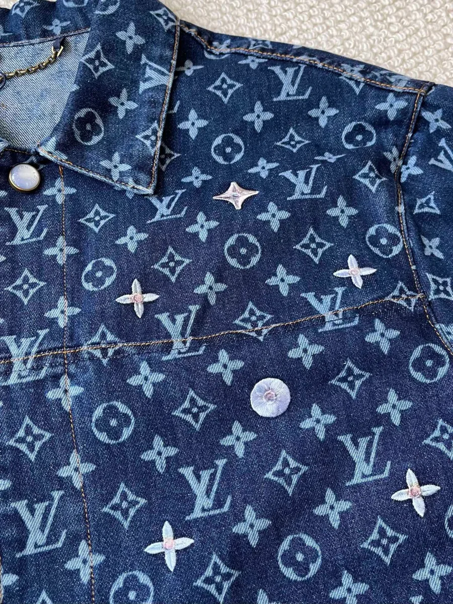 Фактура денима с узором Monogram и вышитыми цветами