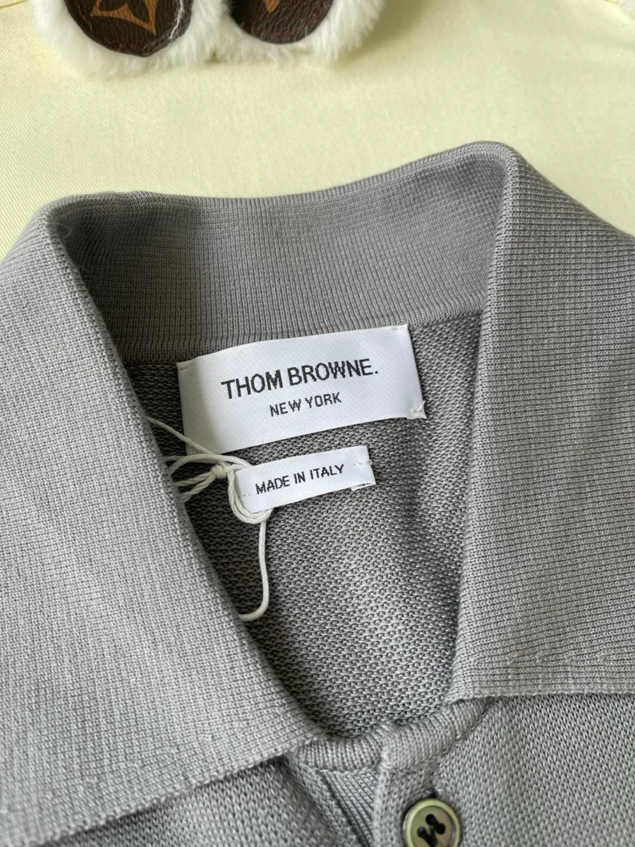Фирменная нашивка Thom Browne New York на внутренней стороне воротника