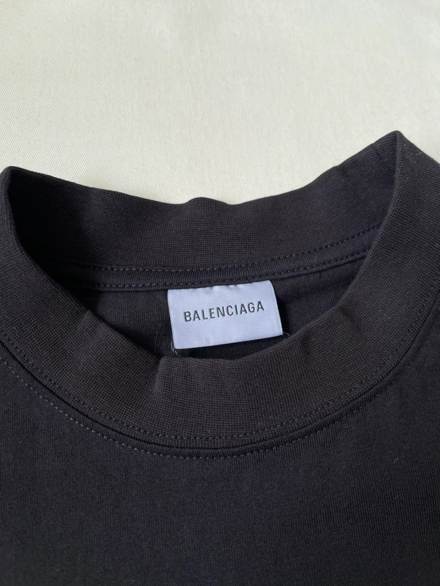 Воротник футболки крупным планом с фирменной нашивкой Balenciaga