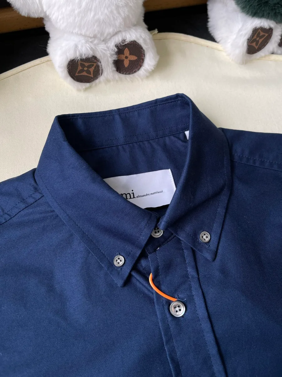 Воротник button-down тёмно-синей рубашки крупным планом