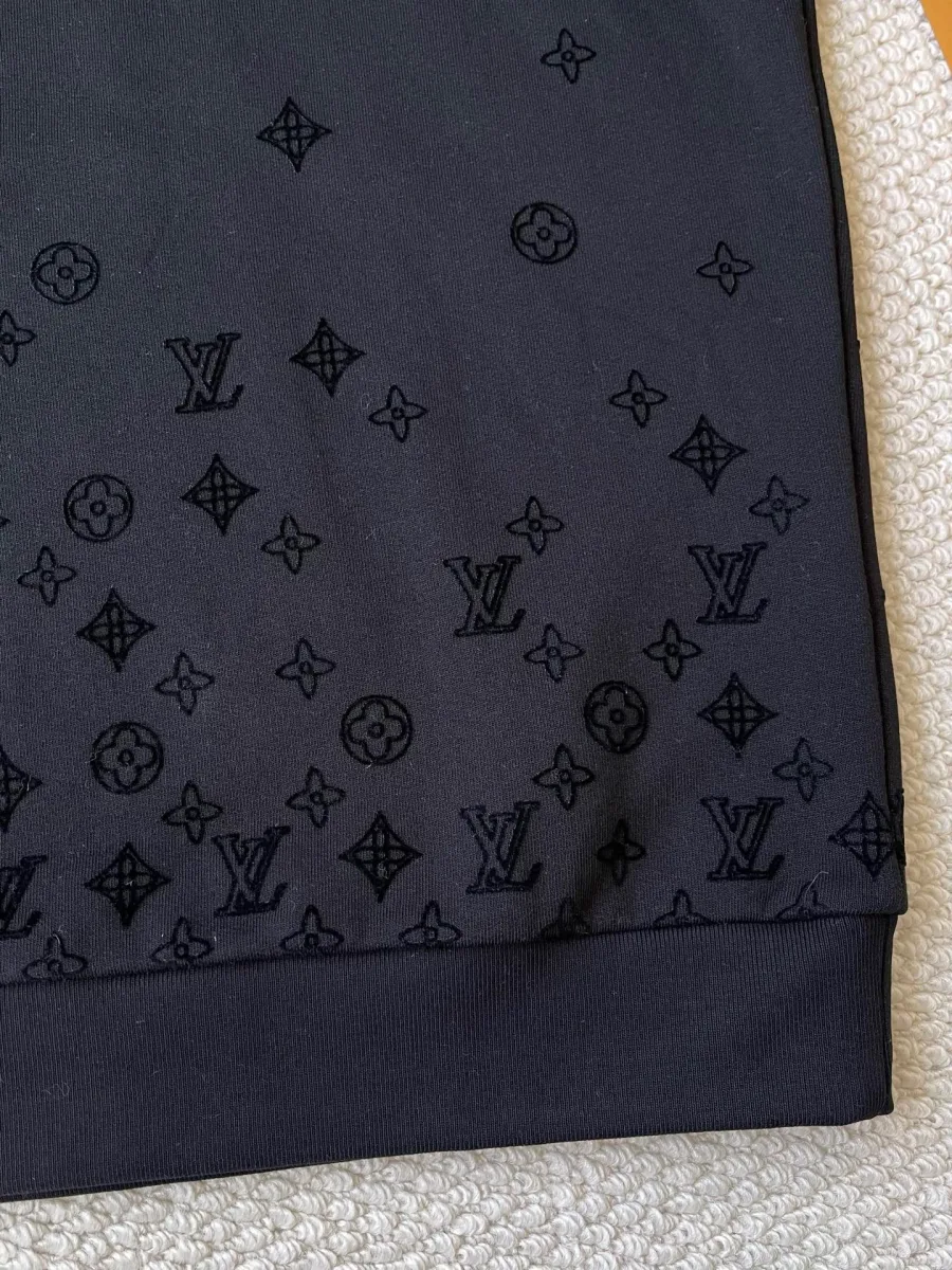 Флокированный узор Monogram по нижнему краю свитшота крупным планом