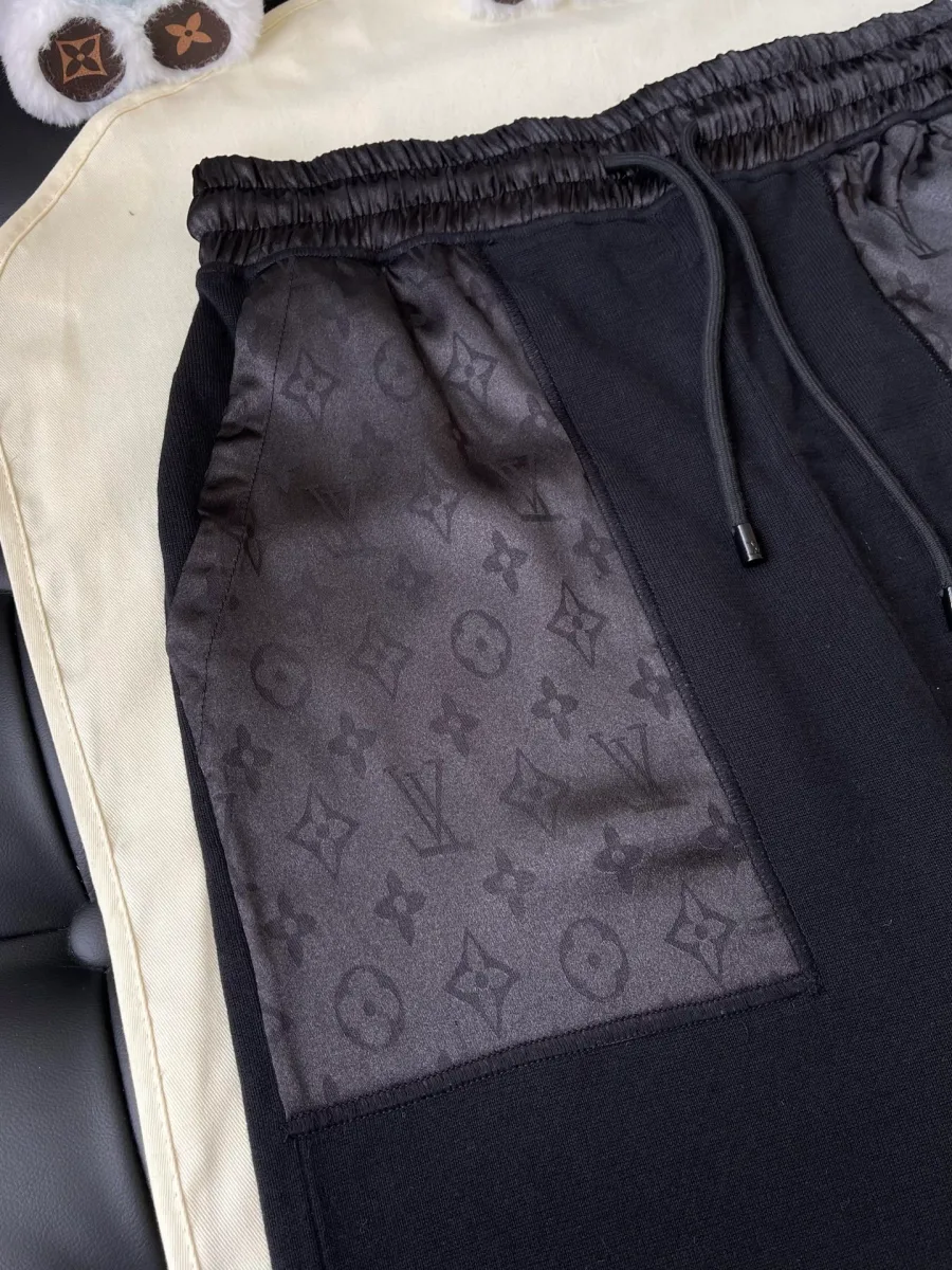 Крупный план накладного переднего кармана с тёмным жаккардовым узором Monogram