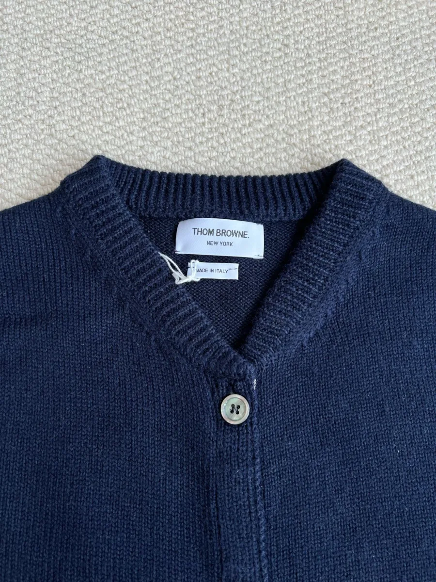 V-образная горловина и пришивная бирка Thom Browne New York