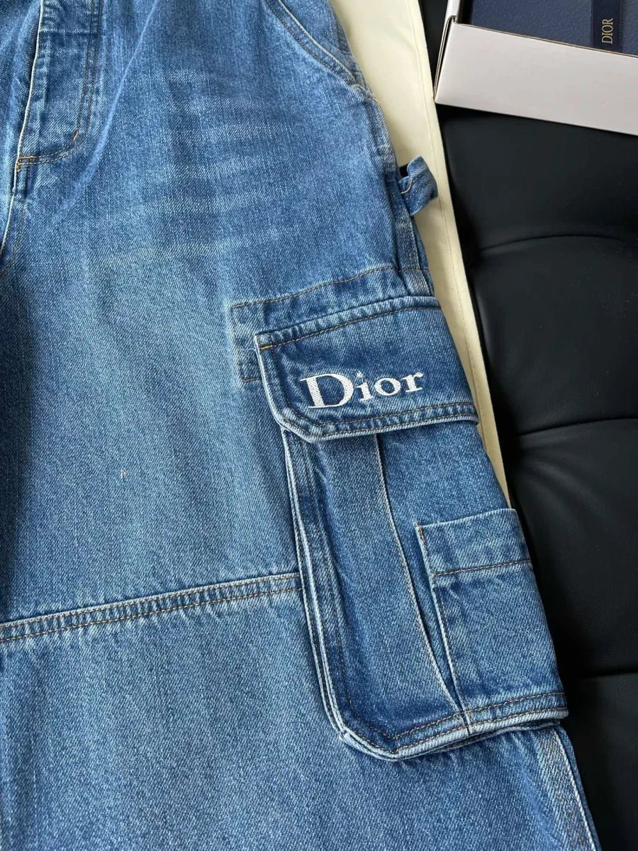 Боковой накладной карман карго с белой вышивкой Dior
