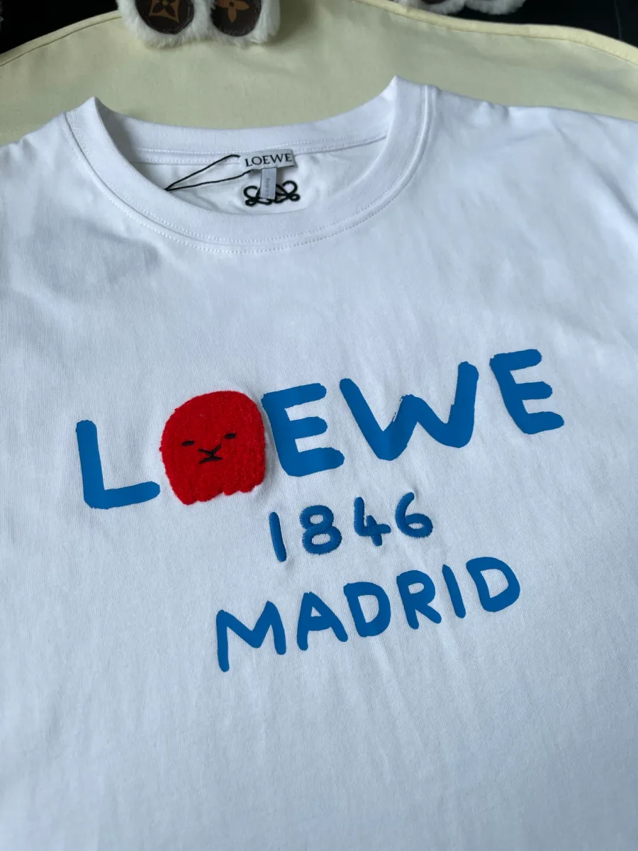 Фрагмент синего принта Loewe 1846 Madrid с красной флокированной деталью
