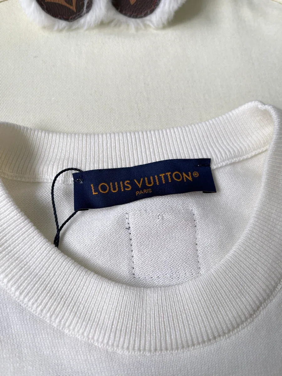 Тканый фирменный ярлык Louis Vuitton на внутренней стороне ворота