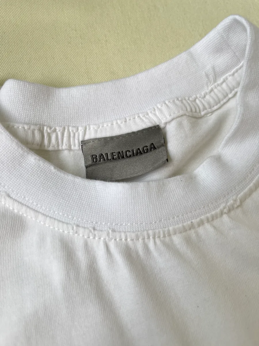 Фирменная бирка Balenciaga на внутренней стороне горловины крупным планом