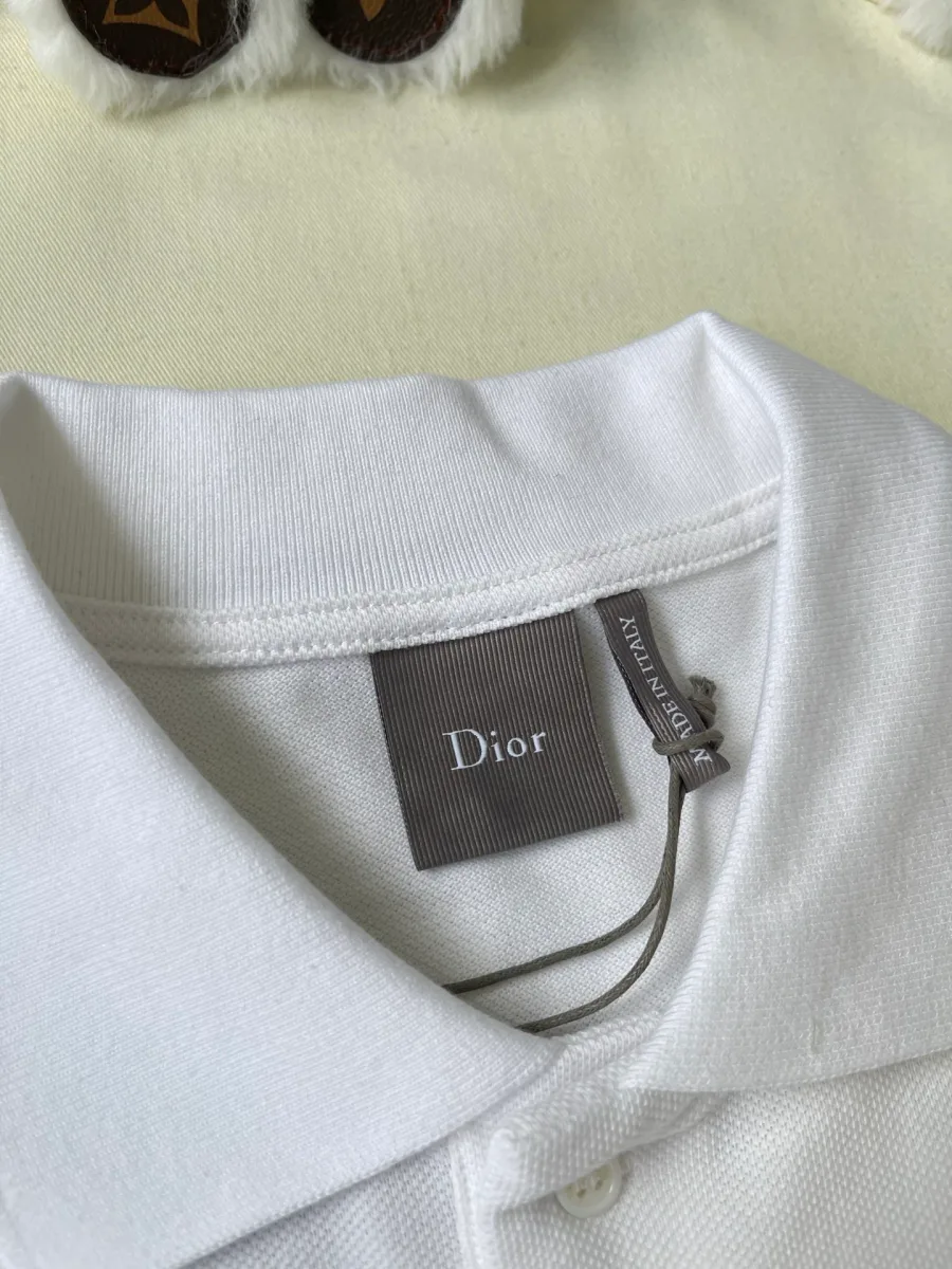 Внутренний ярлык с логотипом Dior на воротнике поло