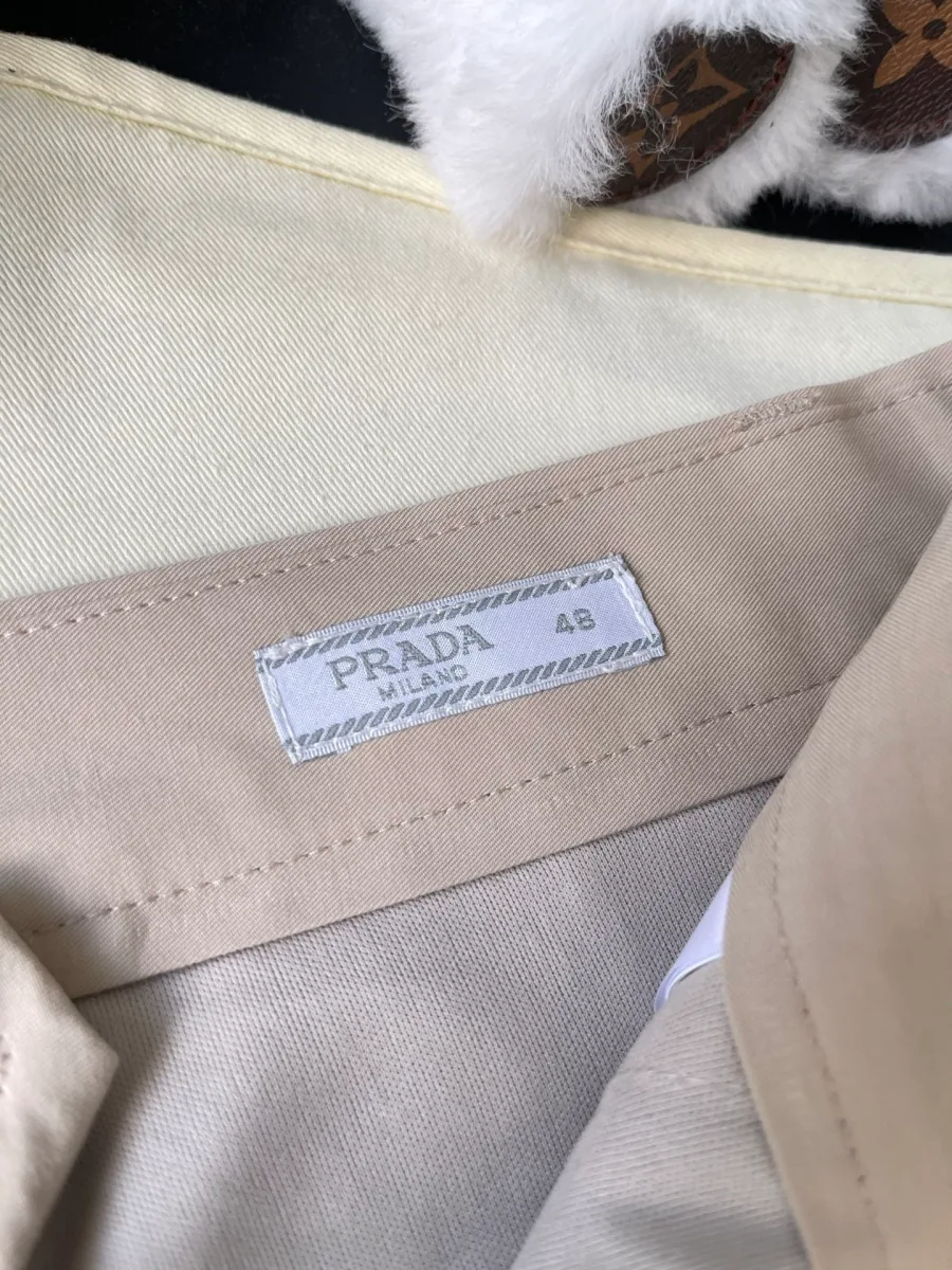 Внутренний ярлык Prada Milano с указанием размера на поясе брюк