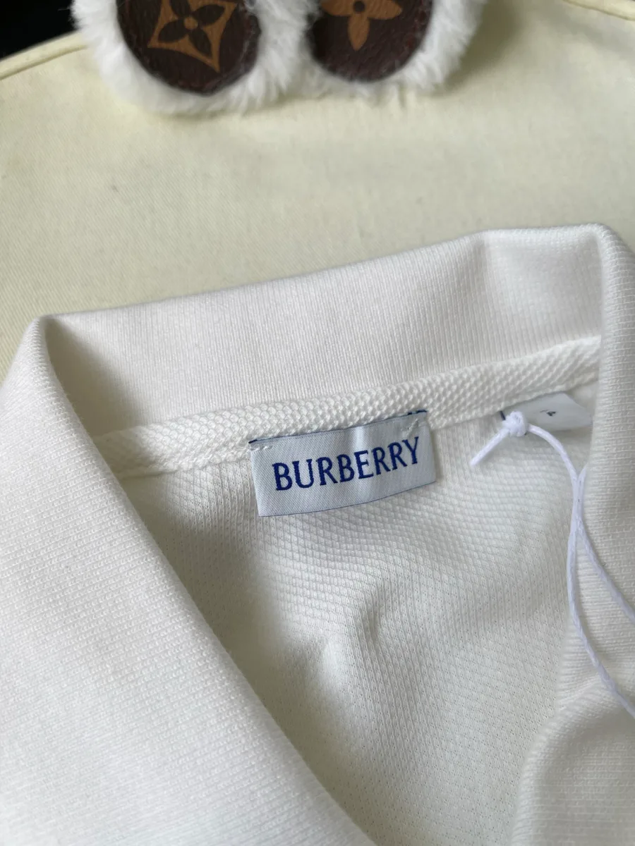 Внутренний тканый ярлык с логотипом Burberry на воротнике