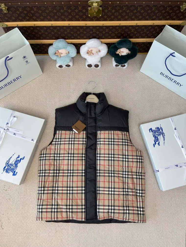 Burberry Двусторонний пуховый жилет в бежевую клетку