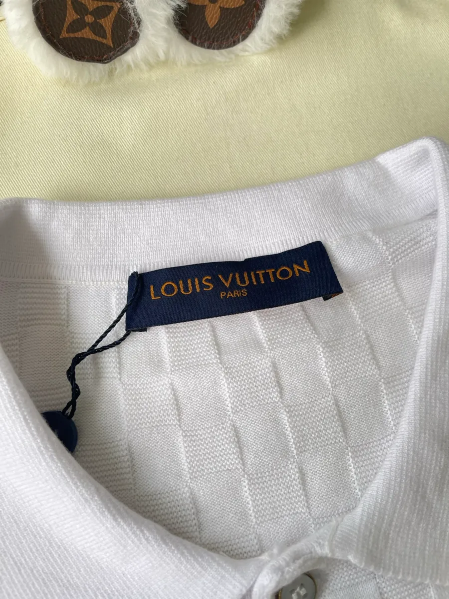 Фирменная бирка Louis Vuitton на внутренней стороне воротника поло
