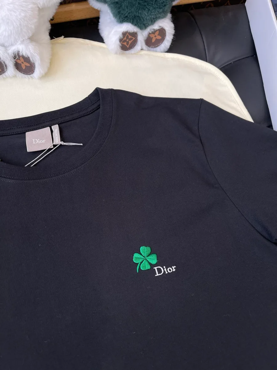 Вид футболки Dior сбоку на манекене