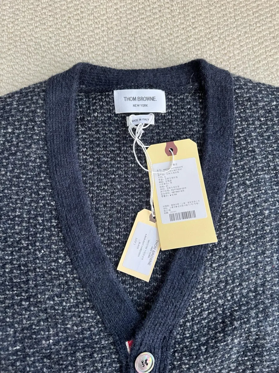 V-образный вырез кардигана с ярлыком Thom Browne и пуговицами