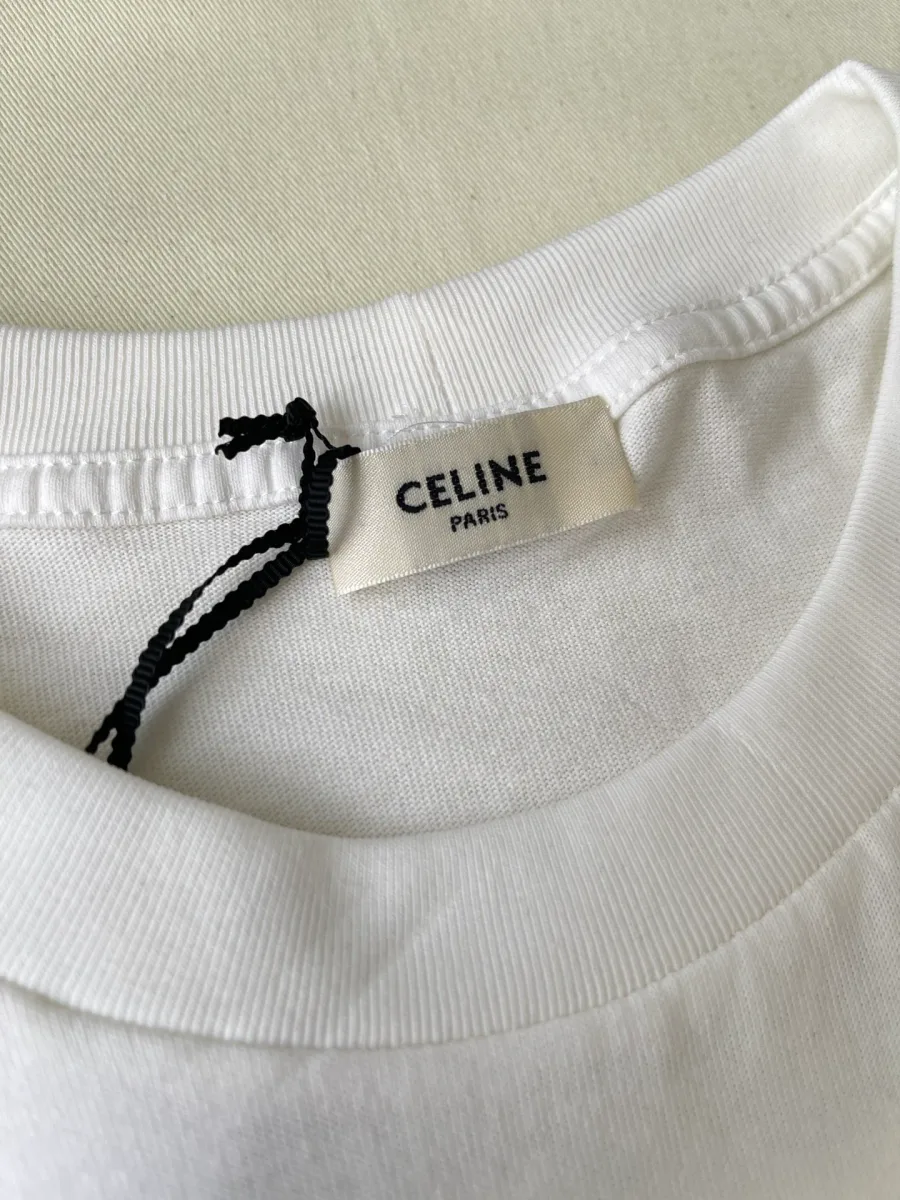 Текстильный ярлык с логотипом Celine Paris на внутренней стороне горловины
