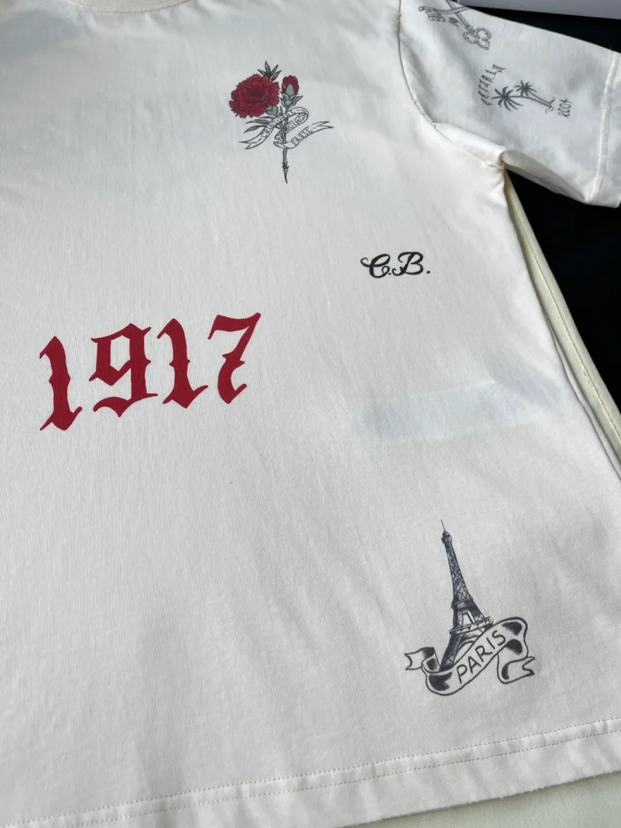 Графические элементы на футболке: цифры 1917, инициалы C.B. и рисунок Эйфелевой башни