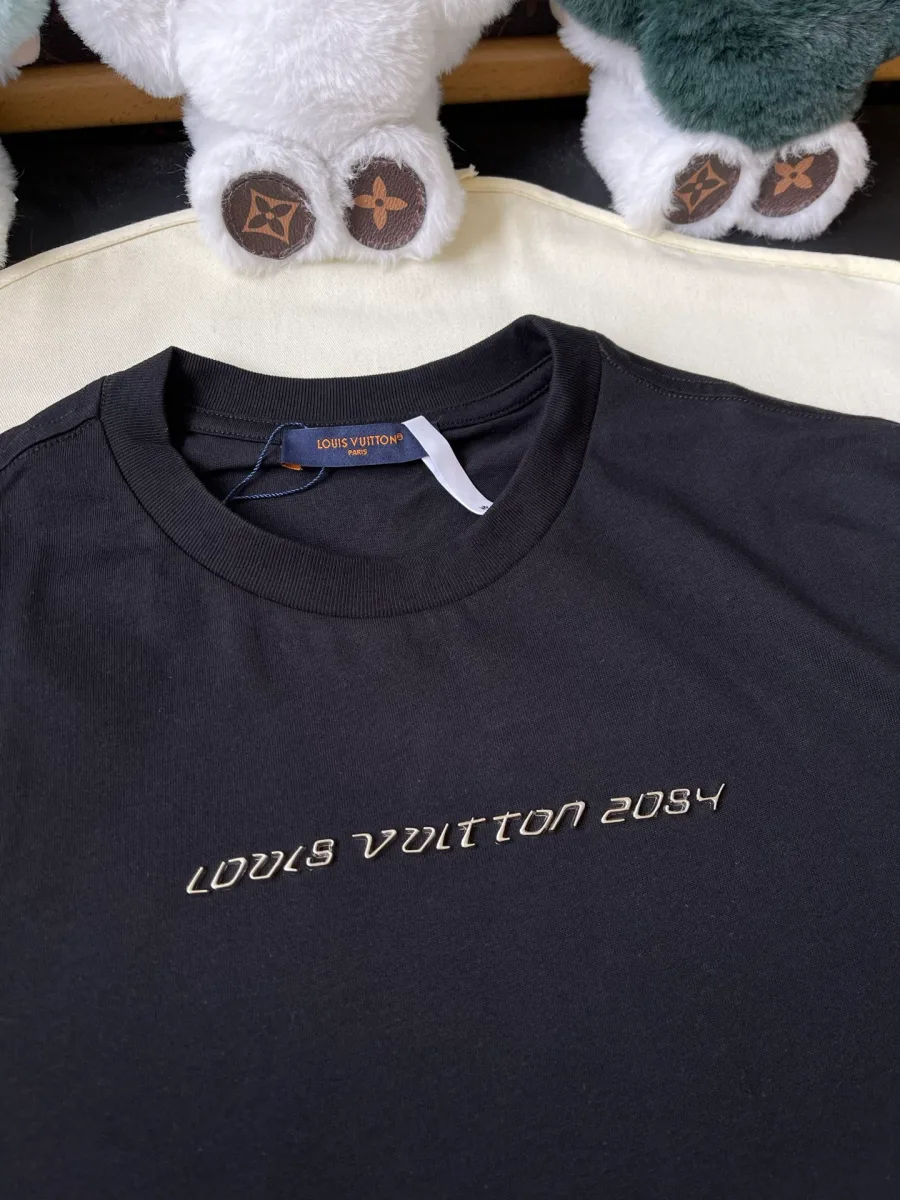 Текстовый металлический логотип Louis Vuitton 2054 на груди футболки