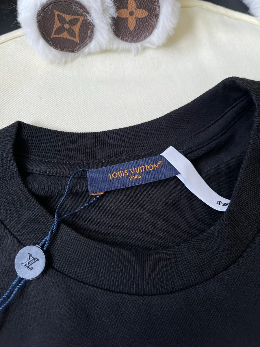 Фирменная бирка Louis Vuitton на внутренней стороне горловины футболки