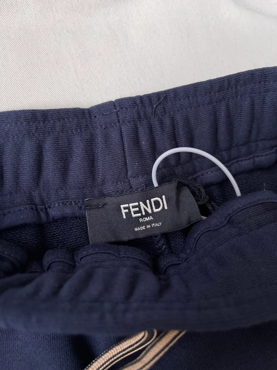 Внутренняя тканевая бирка с логотипом Fendi Roma на поясе шорт